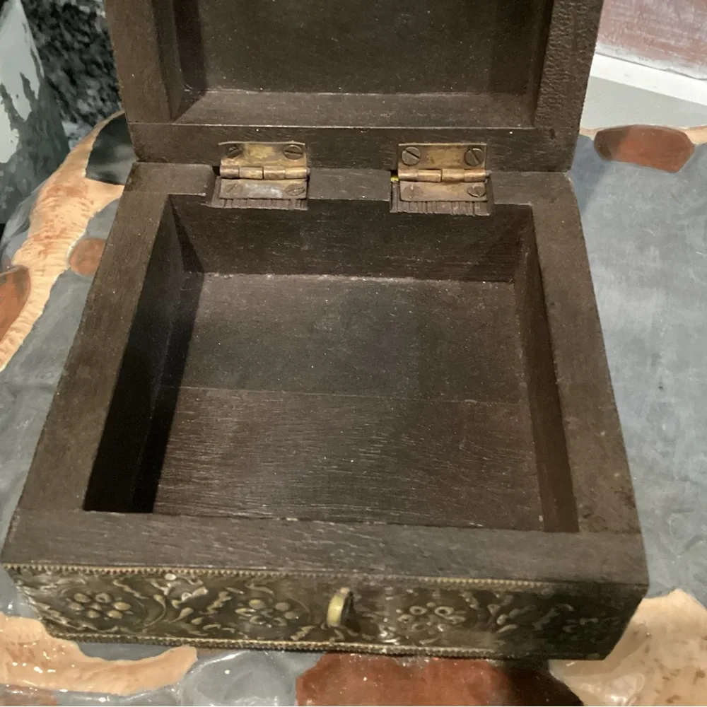 🟤 Vintage - Beautifully crafted solid wood, brass/metals Jewelry / Keepsake Box - Picture 8 of 12